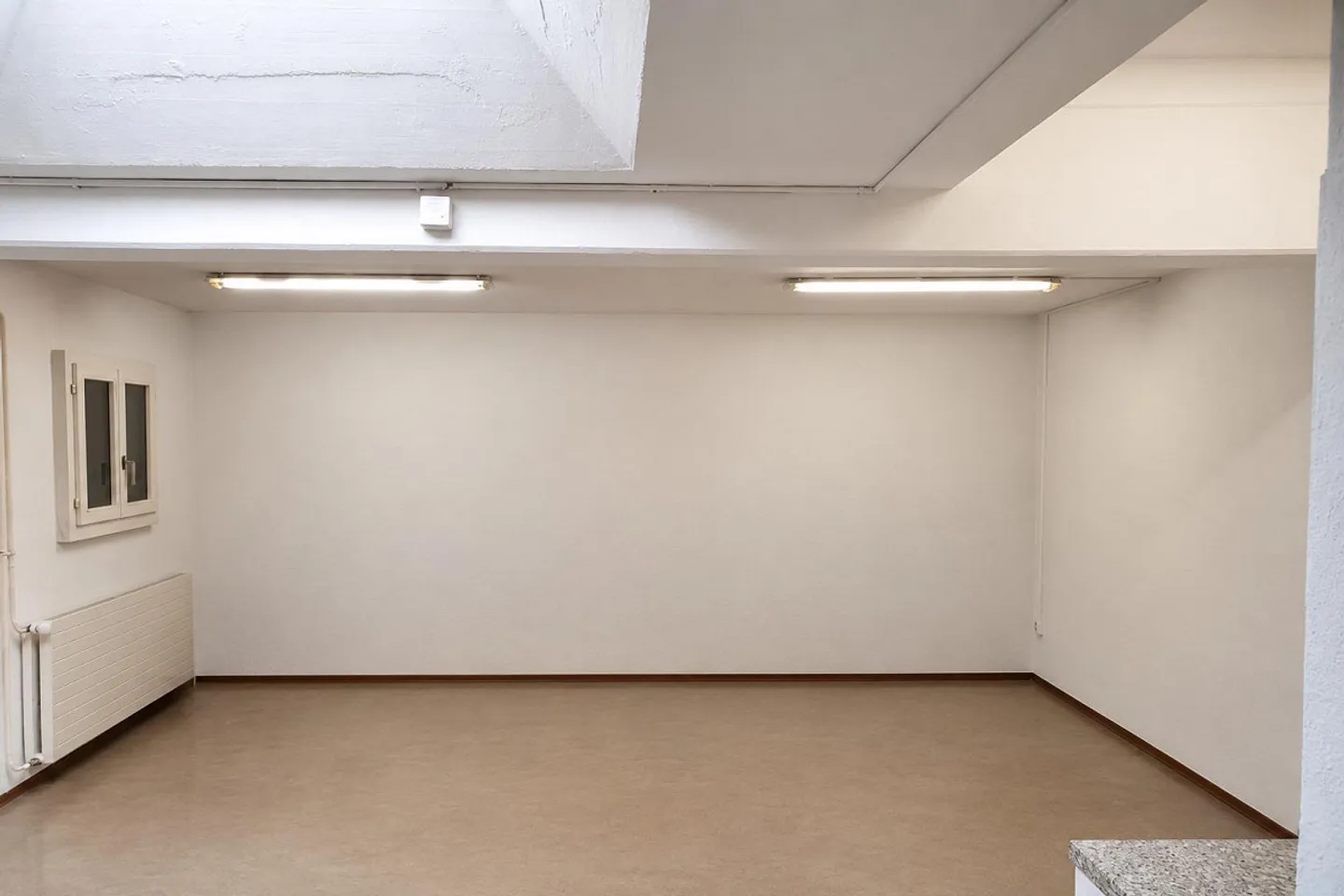 Espace de studio/commercial lumineux et polyvalent à louer - Photo 2 sur 4