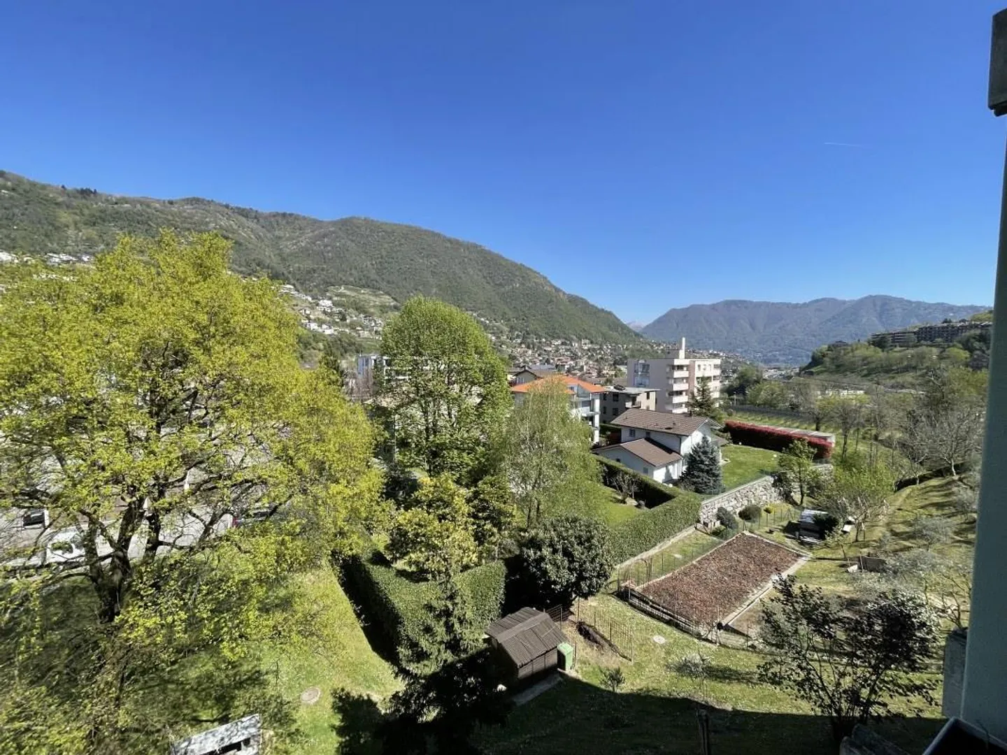 DUPLEX LUMINEUX DE 4,5 PIÈCES AVEC BALCONS ET VUE DÉGAGÉE SUR LES COLLINES ENVIRONNANTES. - Photo 1 sur 13