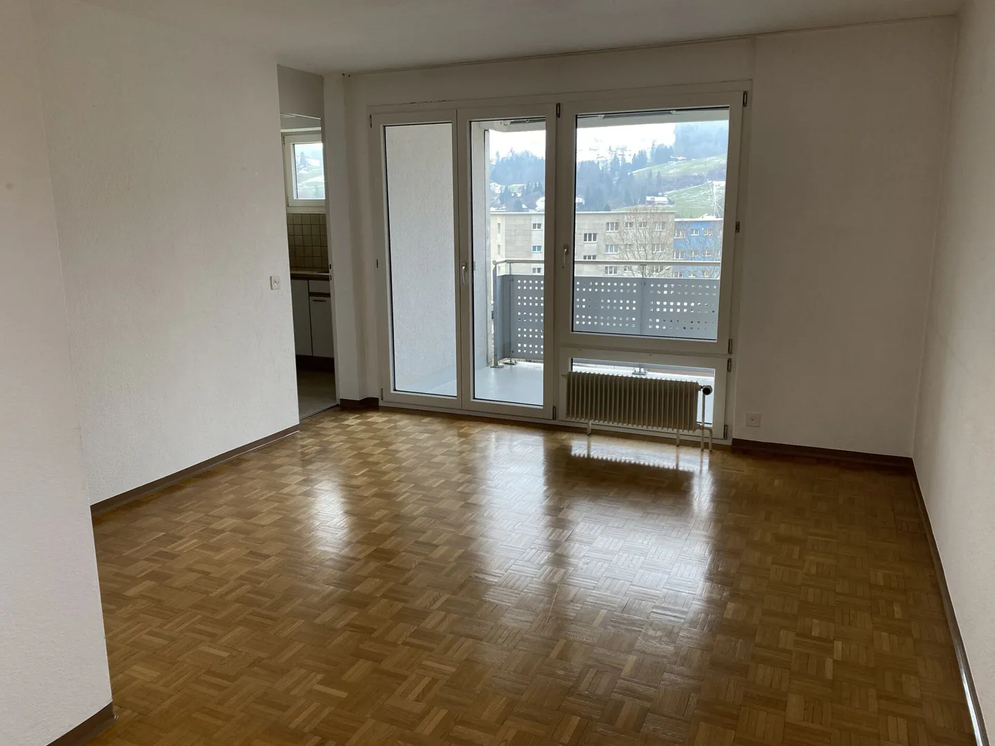 Cheap!, sunny, quiet, large balcony! Sep. kitchen. 2.5-room apartment with a view! - Photo 2 of 4