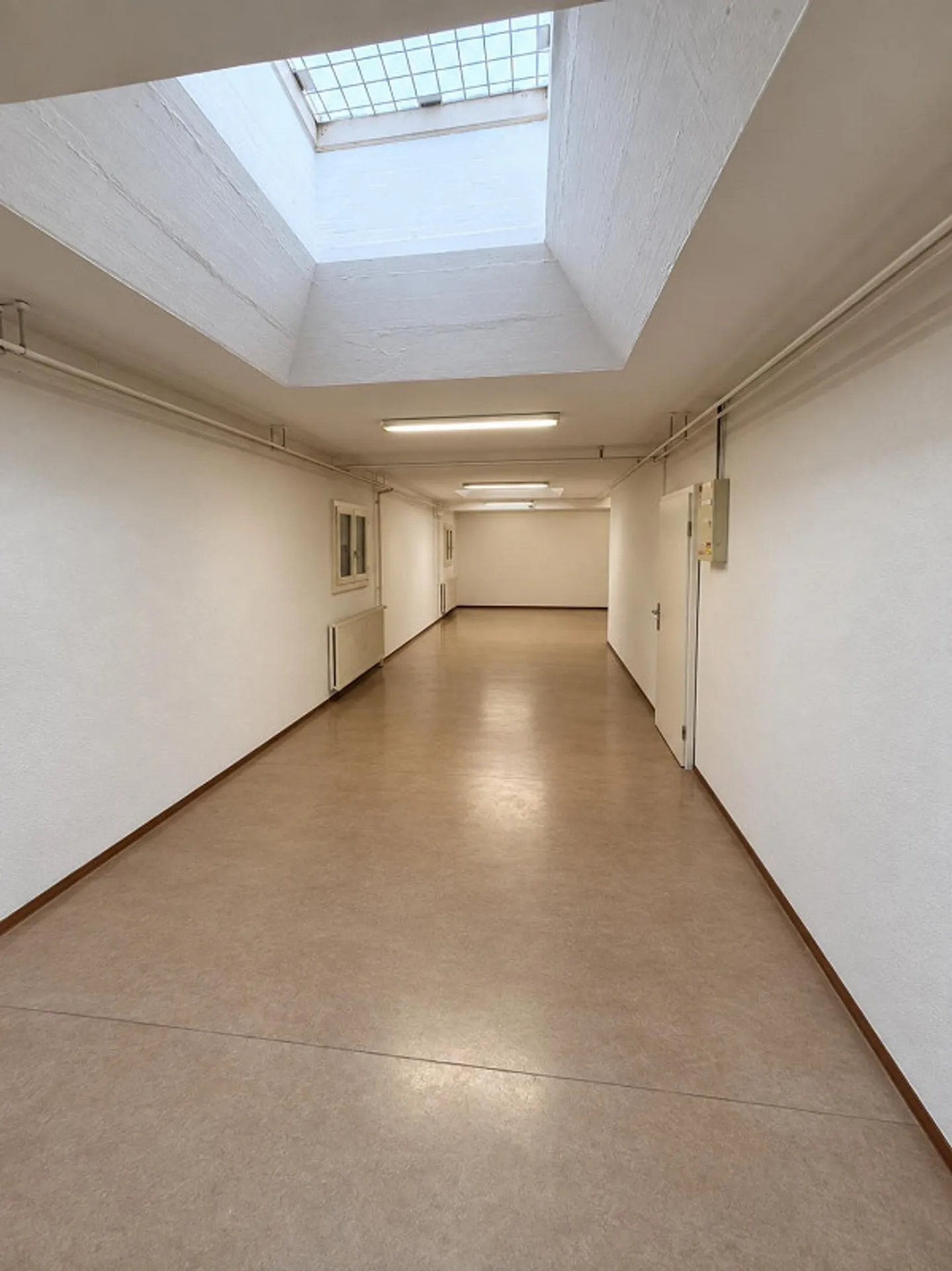 Espace de studio/commercial lumineux et polyvalent à louer - Photo 3 sur 4