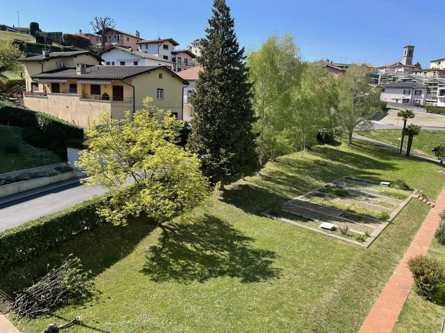 DUPLEX LUMINEUX DE 4,5 PIÈCES AVEC BALCONS ET VUE DÉGAGÉE SUR LES COLLINES ENVIRONNANTES. - Photo 9 sur 13
