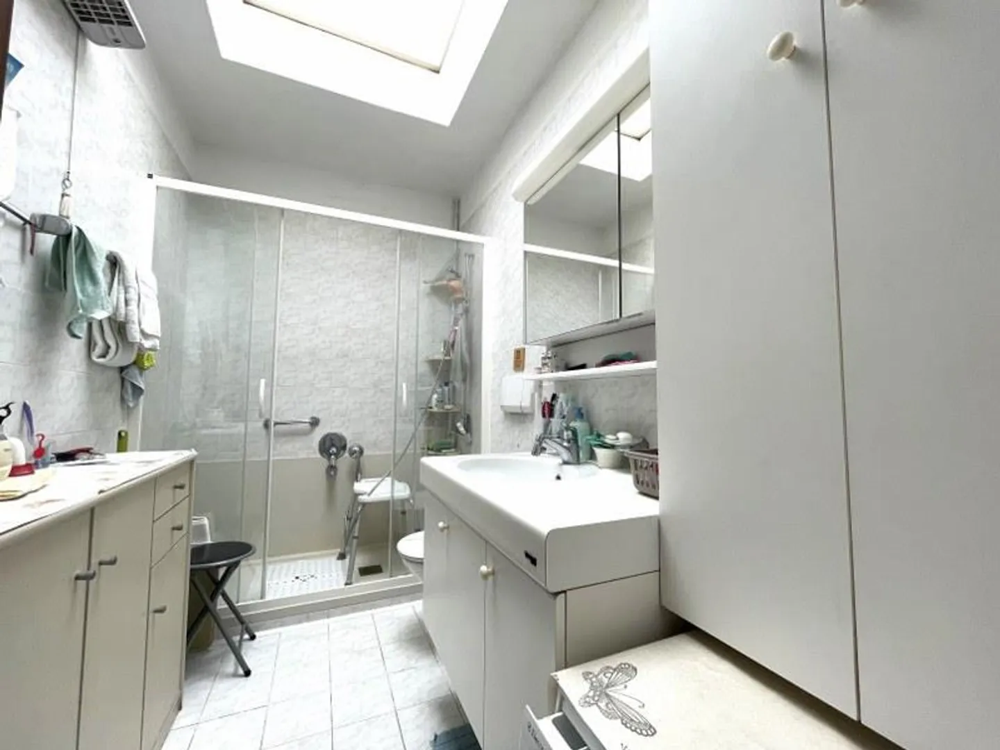DUPLEX LUMINEUX DE 4,5 PIÈCES AVEC BALCONS ET VUE DÉGAGÉE SUR LES COLLINES ENVIRONNANTES. - Photo 10 sur 13