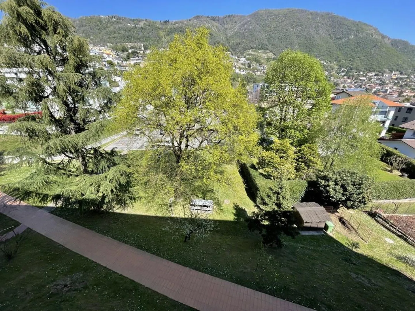 DUPLEX LUMINEUX DE 4,5 PIÈCES AVEC BALCONS ET VUE DÉGAGÉE SUR LES COLLINES ENVIRONNANTES. - Photo 6 sur 13
