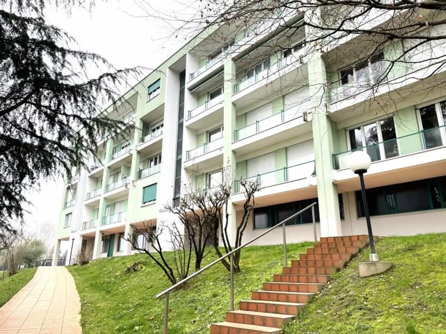 DUPLEX LUMINEUX DE 4,5 PIÈCES AVEC BALCONS ET VUE DÉGAGÉE SUR LES COLLINES ENVIRONNANTES. - Photo 13 sur 13
