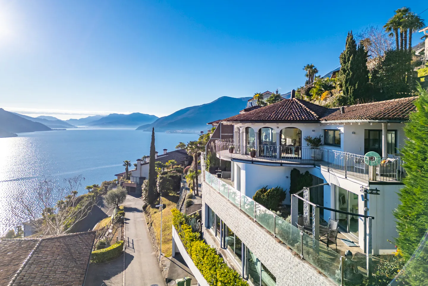 Villa di Lusso con Vista Lago - Foto 2 di 14