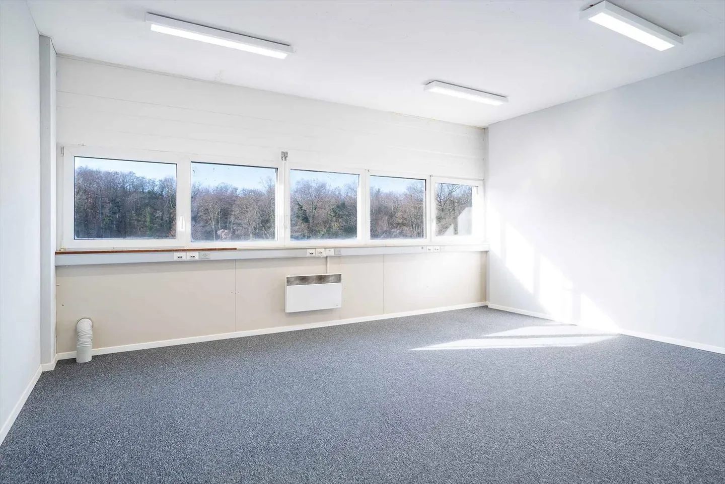 Bureaux fonctionnels de 219 m² - Zone industrielle avec accès rapide autoroutes - Photo 3 sur 4