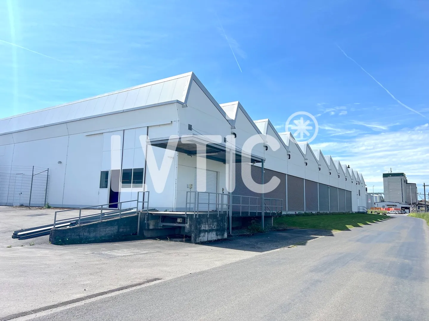 Industrielle Halle, Büros von 3300 m2 teilbar zur Miete in Avenches - Foto 4 von 10