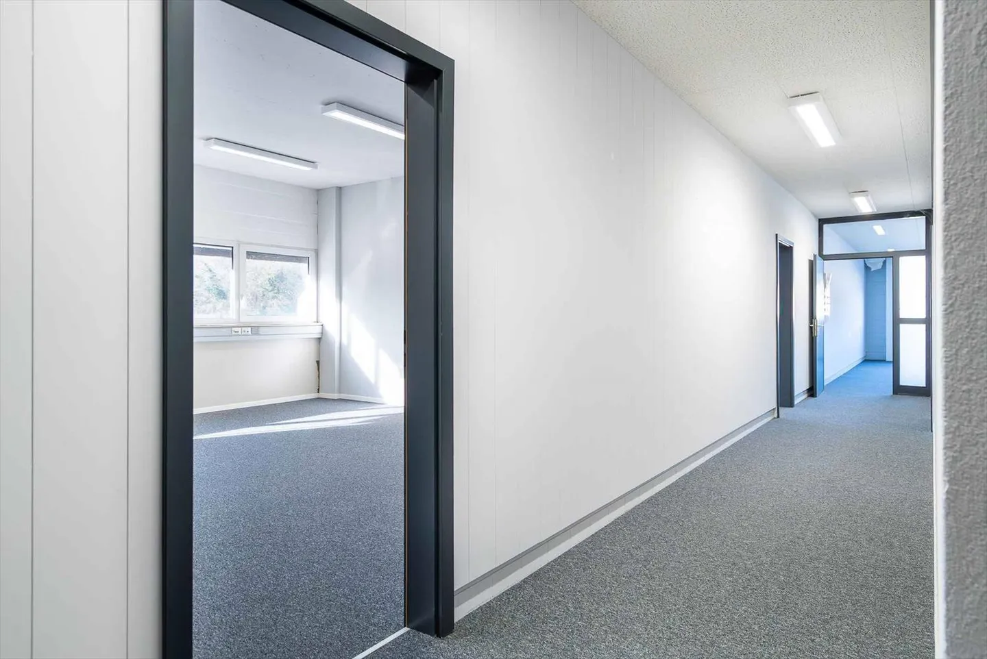 Bureaux fonctionnels de 219 m² - Zone industrielle avec accès rapide autoroutes - Photo 4 sur 4
