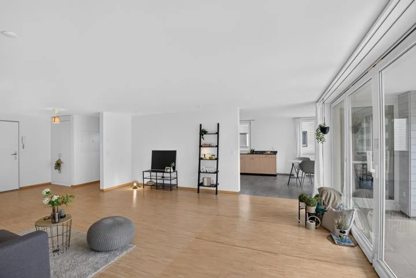 APPARTAMENTO ESCLUSIVO DI 4,5 STANZE CON UNA SENSAZIONE DI SPAZIO - Foto 3 di 8