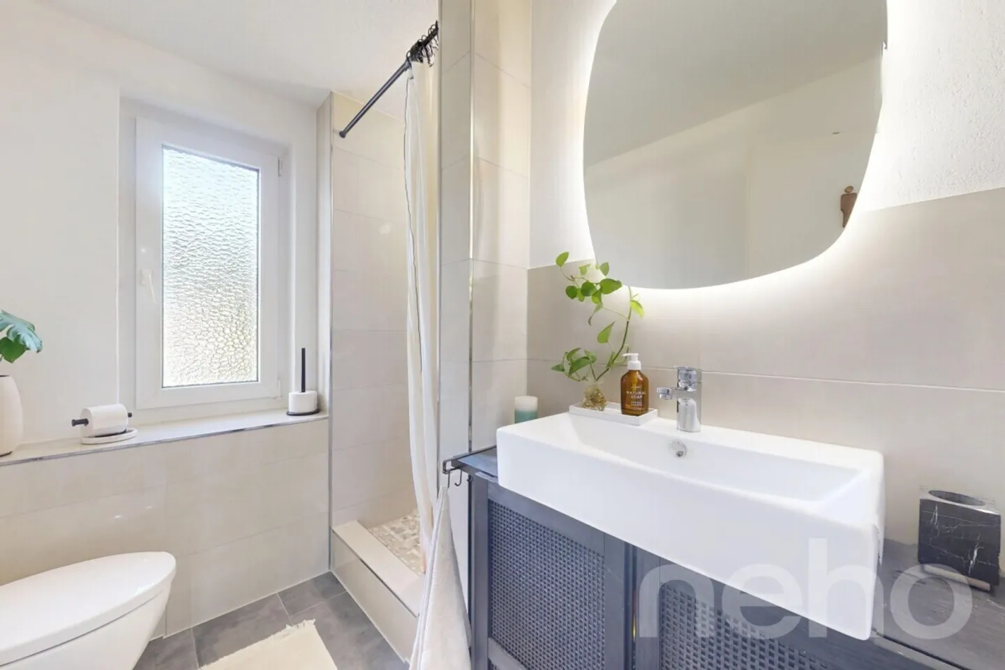 Spacious 6.5 Room Apartment on its Own Entire Floor! - Photo 10 of 12