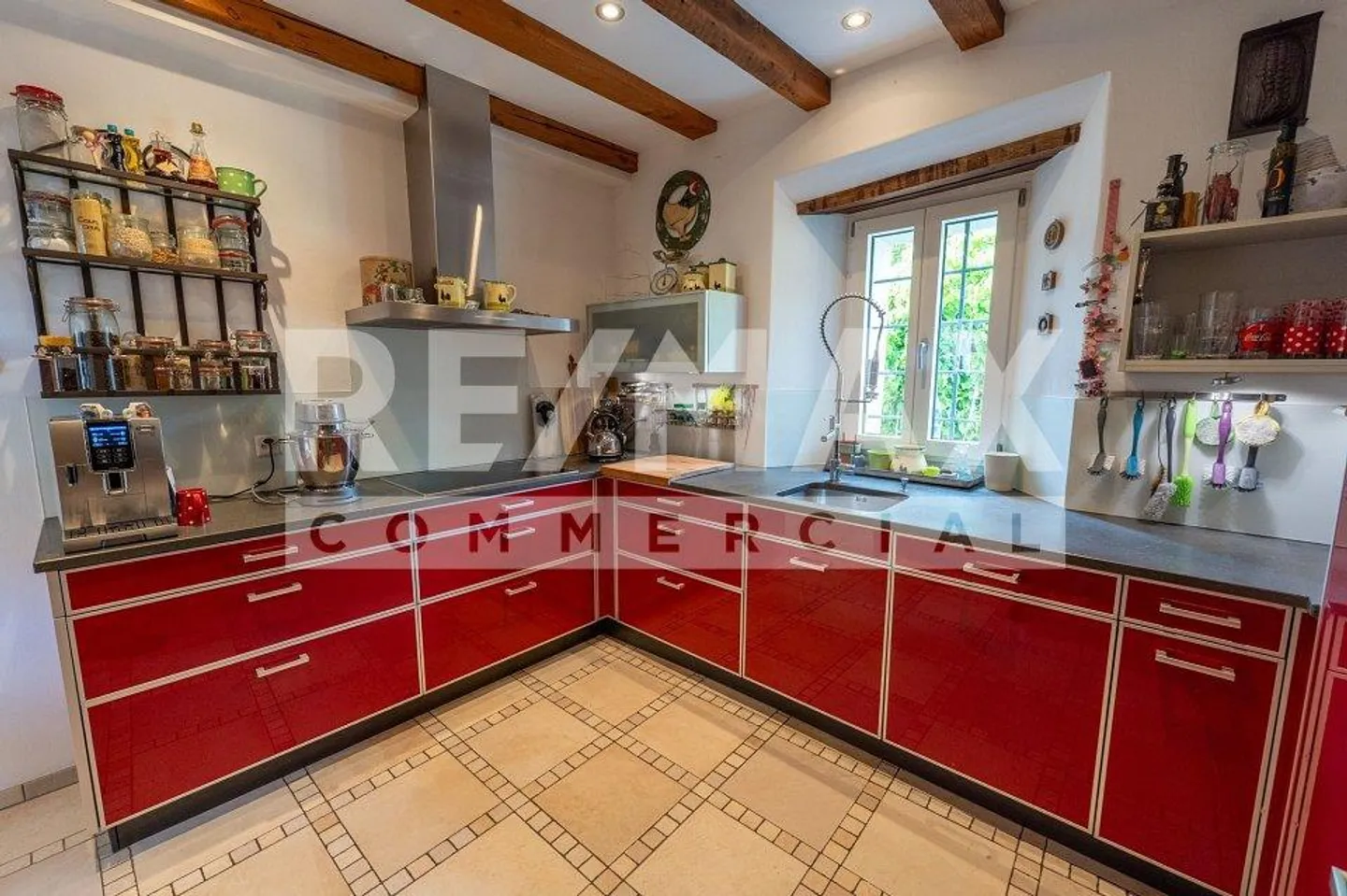 PREZZO TRATTABILE: Complesso edilizio spazioso con molte possibilità - Foto 5 di 13