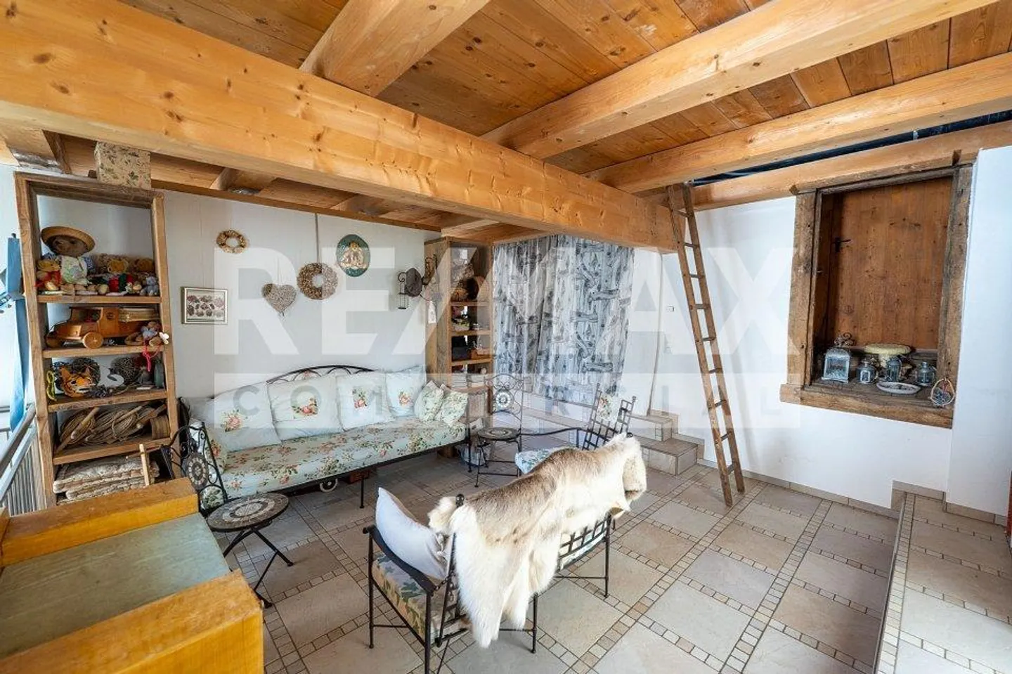 PREZZO TRATTABILE: Complesso edilizio spazioso con molte possibilità - Foto 10 di 13