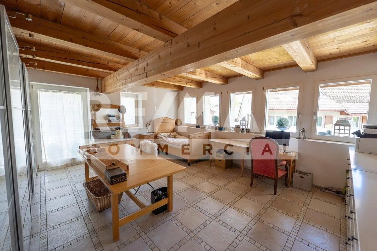 PREZZO TRATTABILE: Complesso edilizio spazioso con molte possibilità - Foto 11 di 13