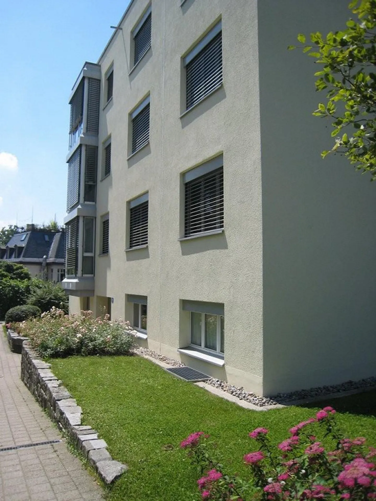 RENT WITHOUT DEPOSIT - Comfortable Living in the Heart of Höngg - Photo 2 of 7