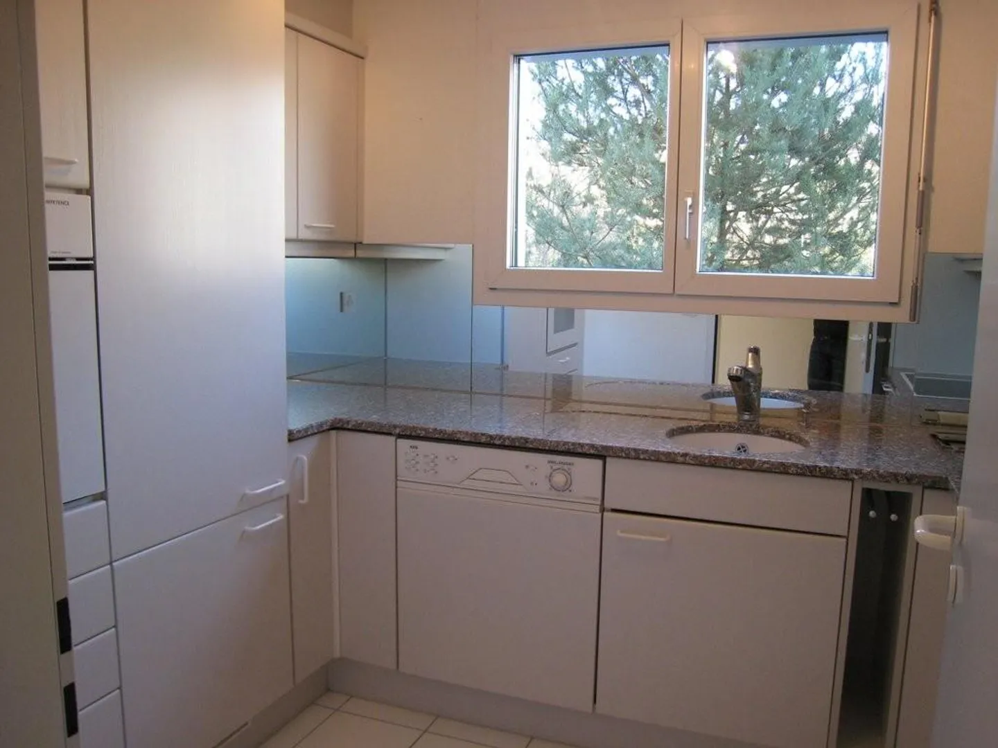 RENT WITHOUT DEPOSIT - Comfortable Living in the Heart of Höngg - Photo 3 of 7