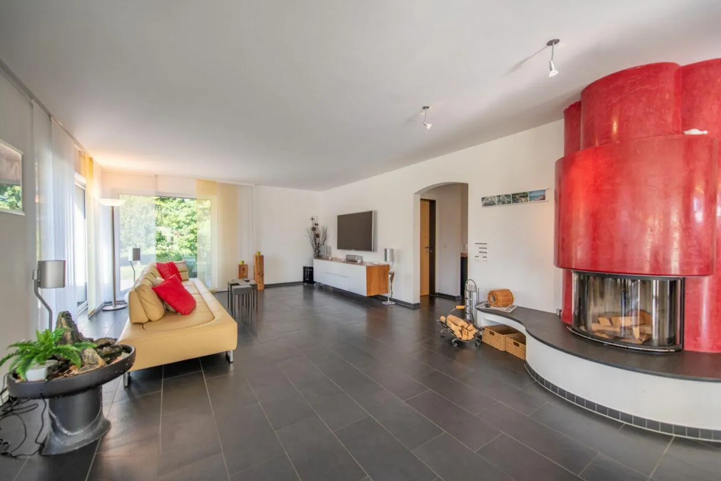 Lebensqualität pur: Freistehendes Einfamilienhaus mit Pool und Garten - Foto 2 von 23