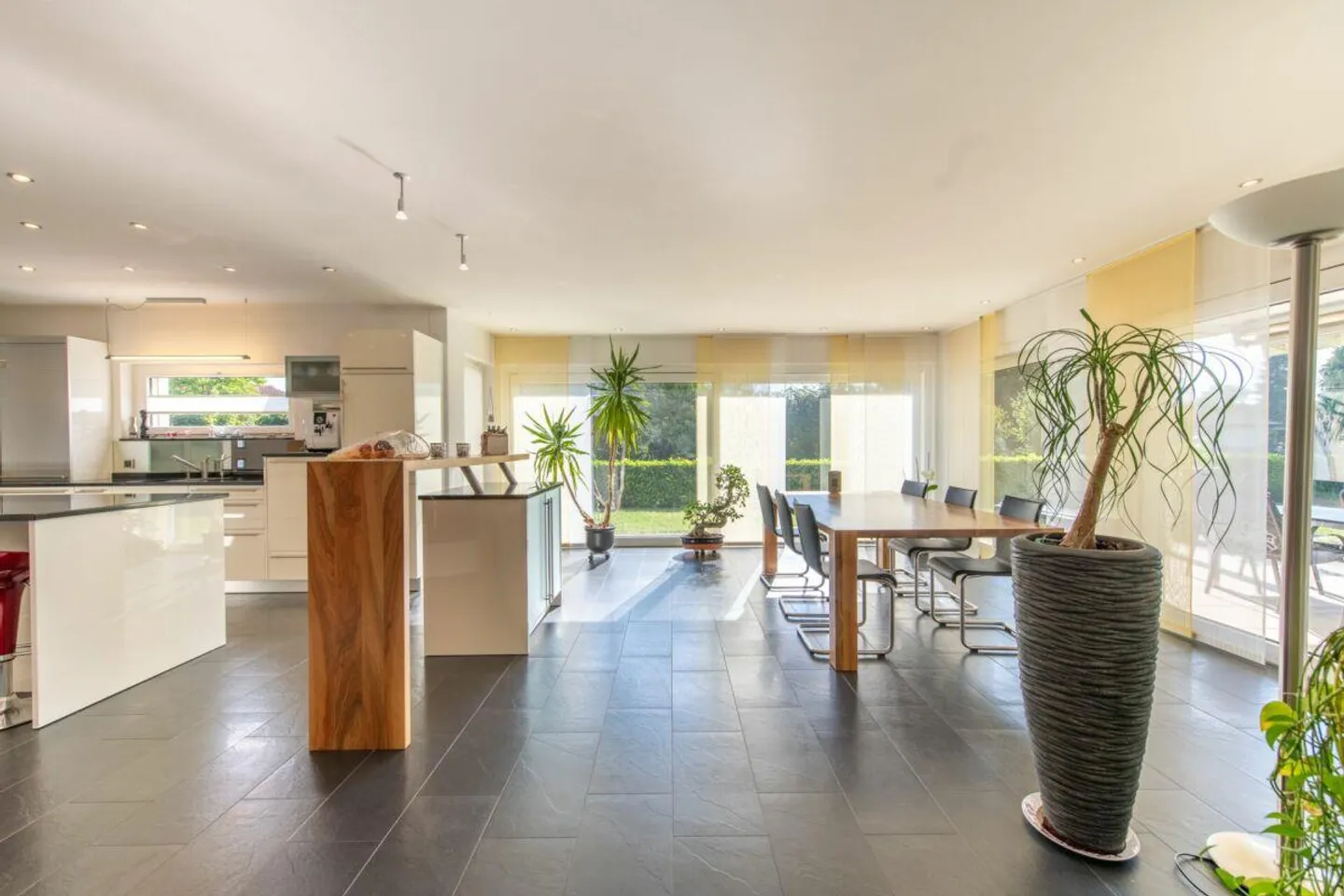 Lebensqualität pur: Freistehendes Einfamilienhaus mit Pool und Garten - Foto 4 von 23