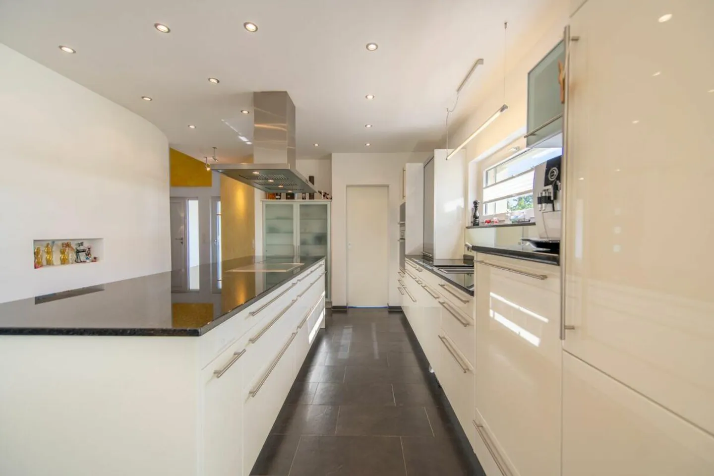 Lebensqualität pur: Freistehendes Einfamilienhaus mit Pool und Garten - Foto 5 von 23