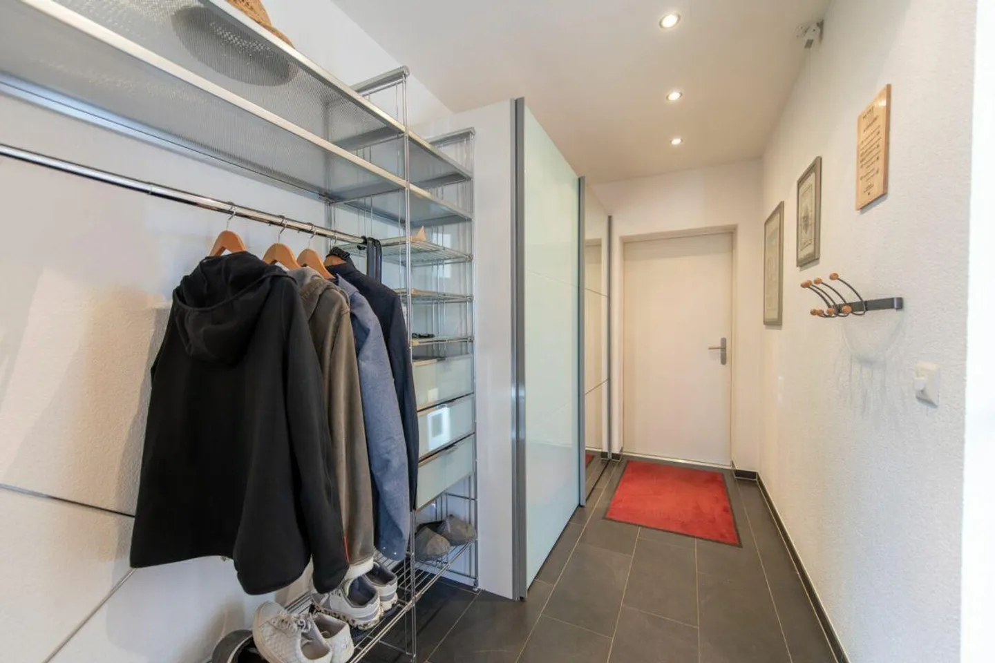 Lebensqualität pur: Freistehendes Einfamilienhaus mit Pool und Garten - Foto 7 von 23