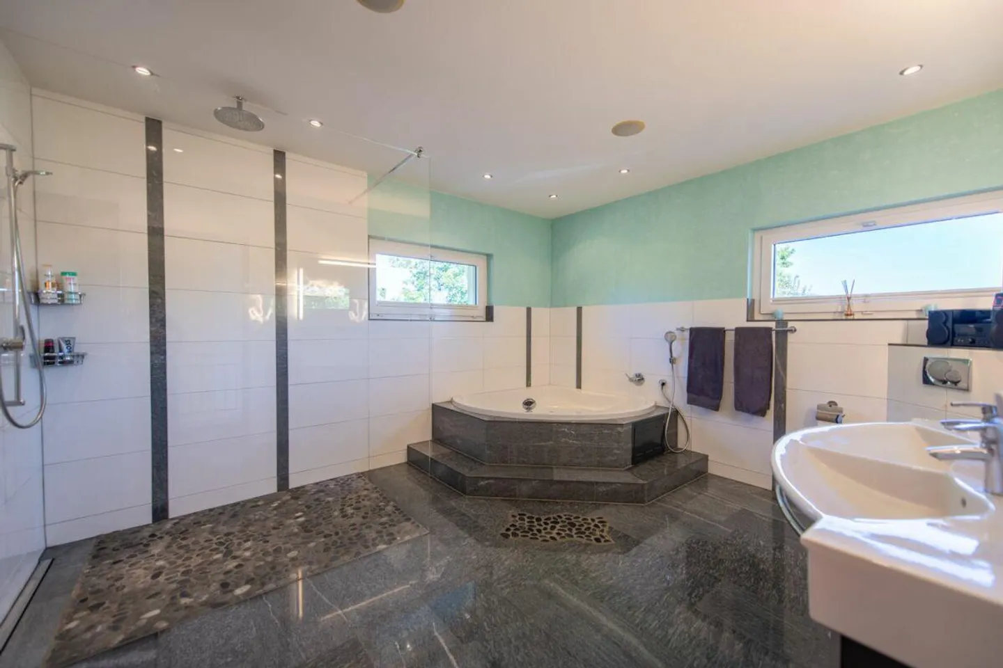 Lebensqualität pur: Freistehendes Einfamilienhaus mit Pool und Garten - Foto 12 von 23