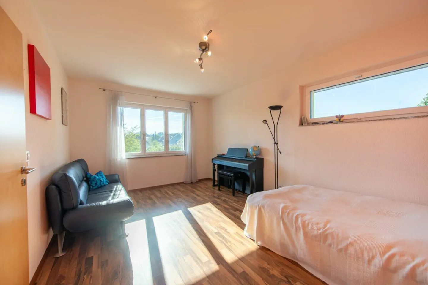 Lebensqualität pur: Freistehendes Einfamilienhaus mit Pool und Garten - Foto 14 von 23