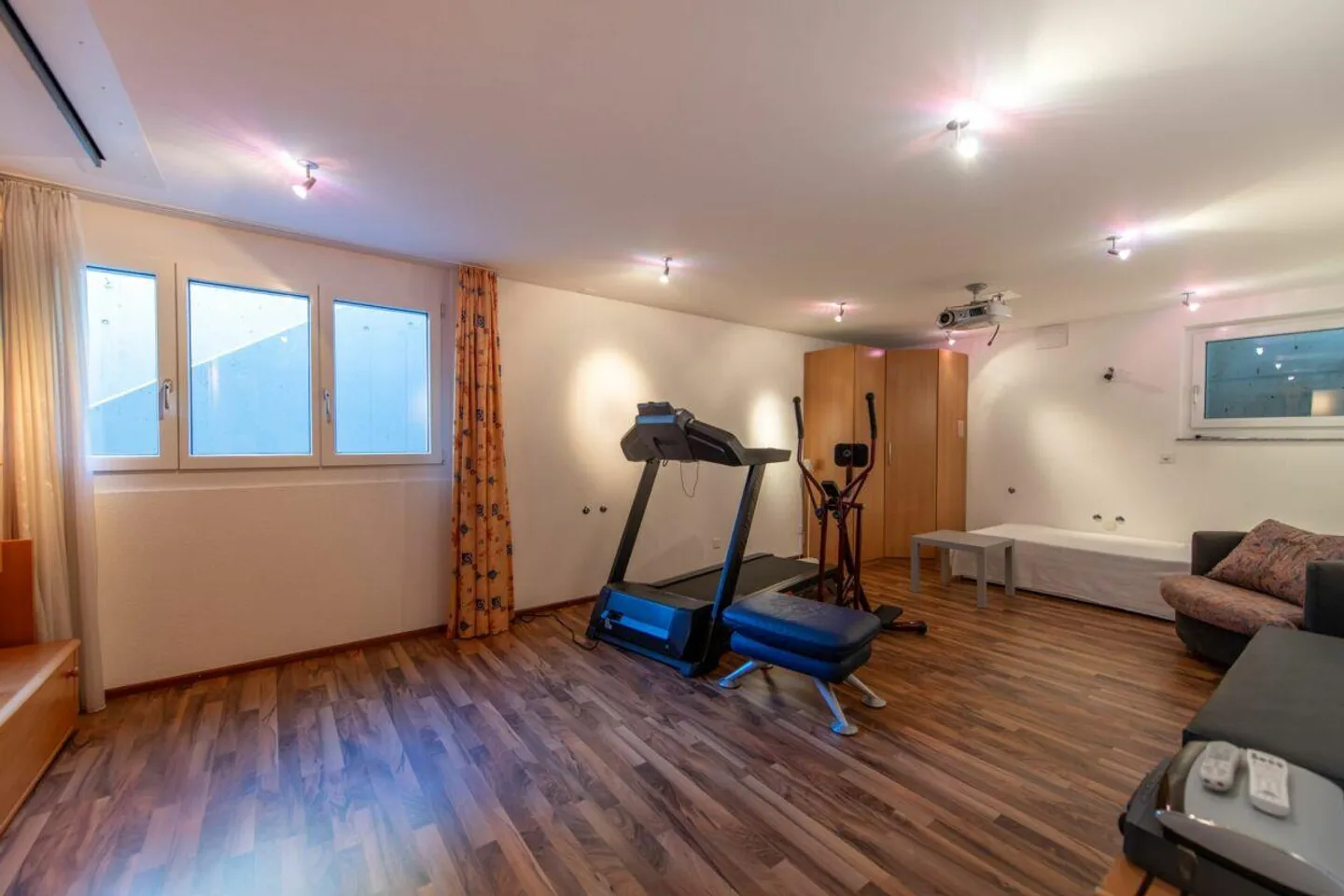 Lebensqualität pur: Freistehendes Einfamilienhaus mit Pool und Garten - Foto 16 von 23