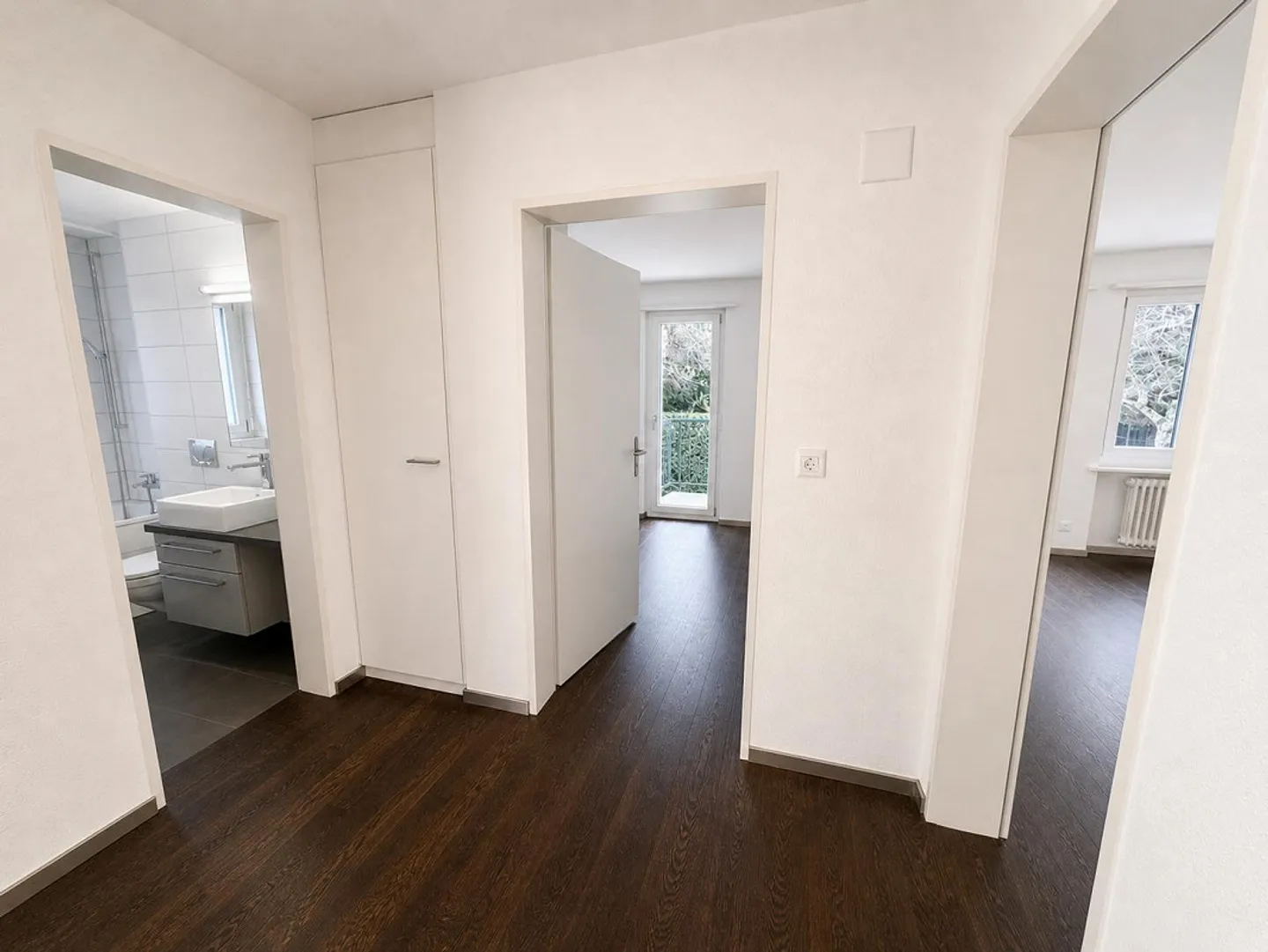 Modern 2.5-room apartment in a central location - Photo 3 of 9