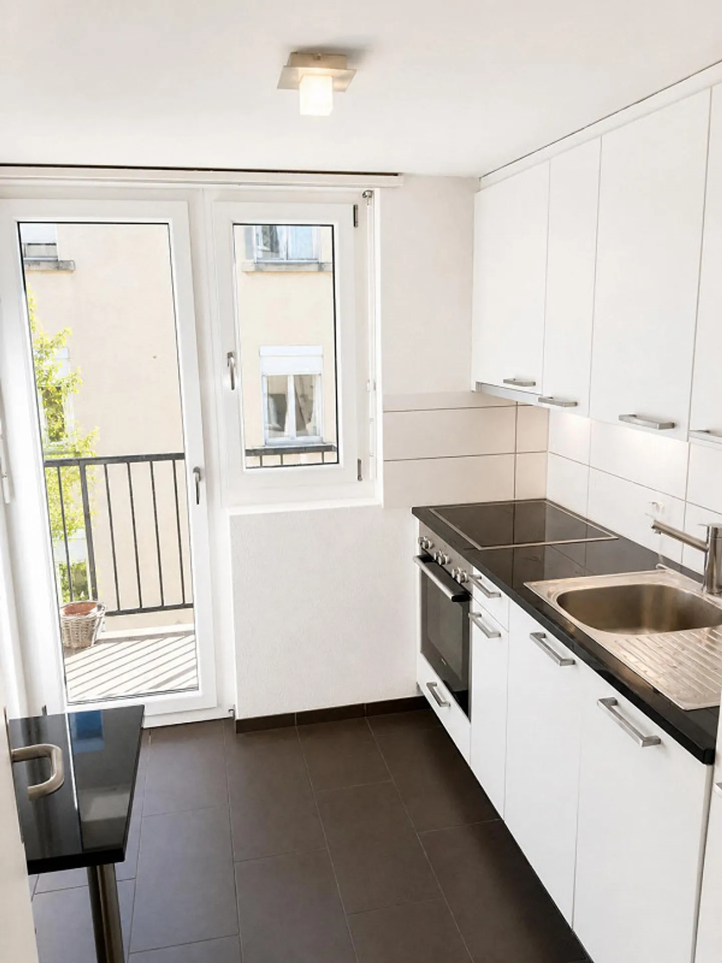 Modern 2.5-room apartment in a central location - Photo 5 of 9
