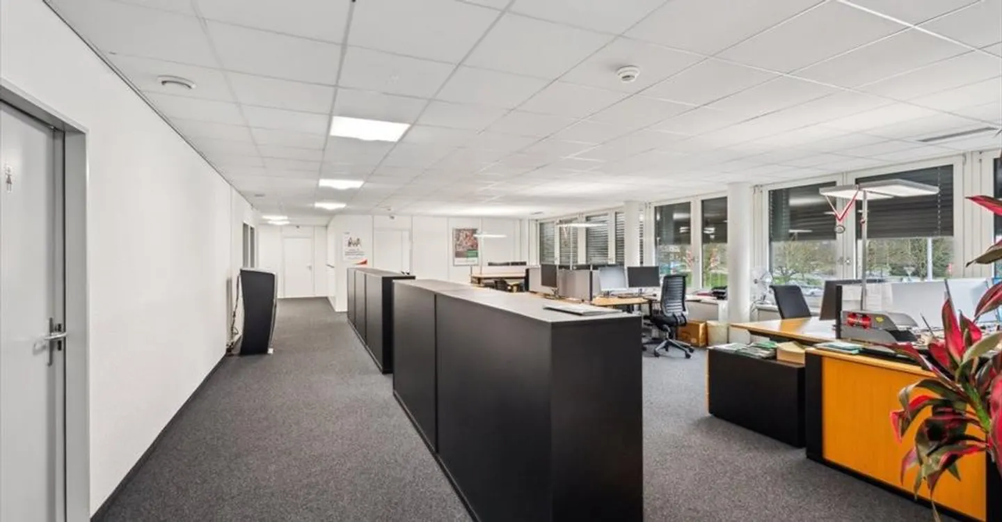 Bureau spacieux près des axes - Photo 2 sur 10