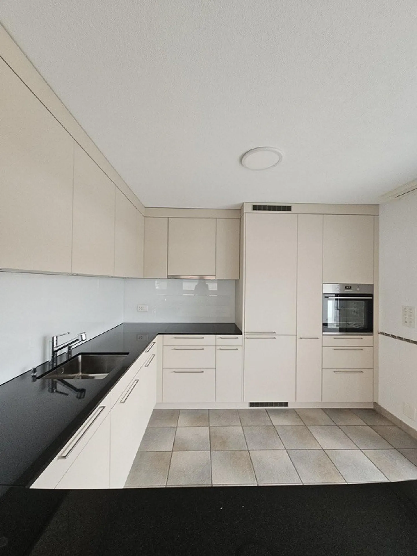 Newly renovated living happiness: Great 5.5-room apartment with mountain view - Photo 2 of 13