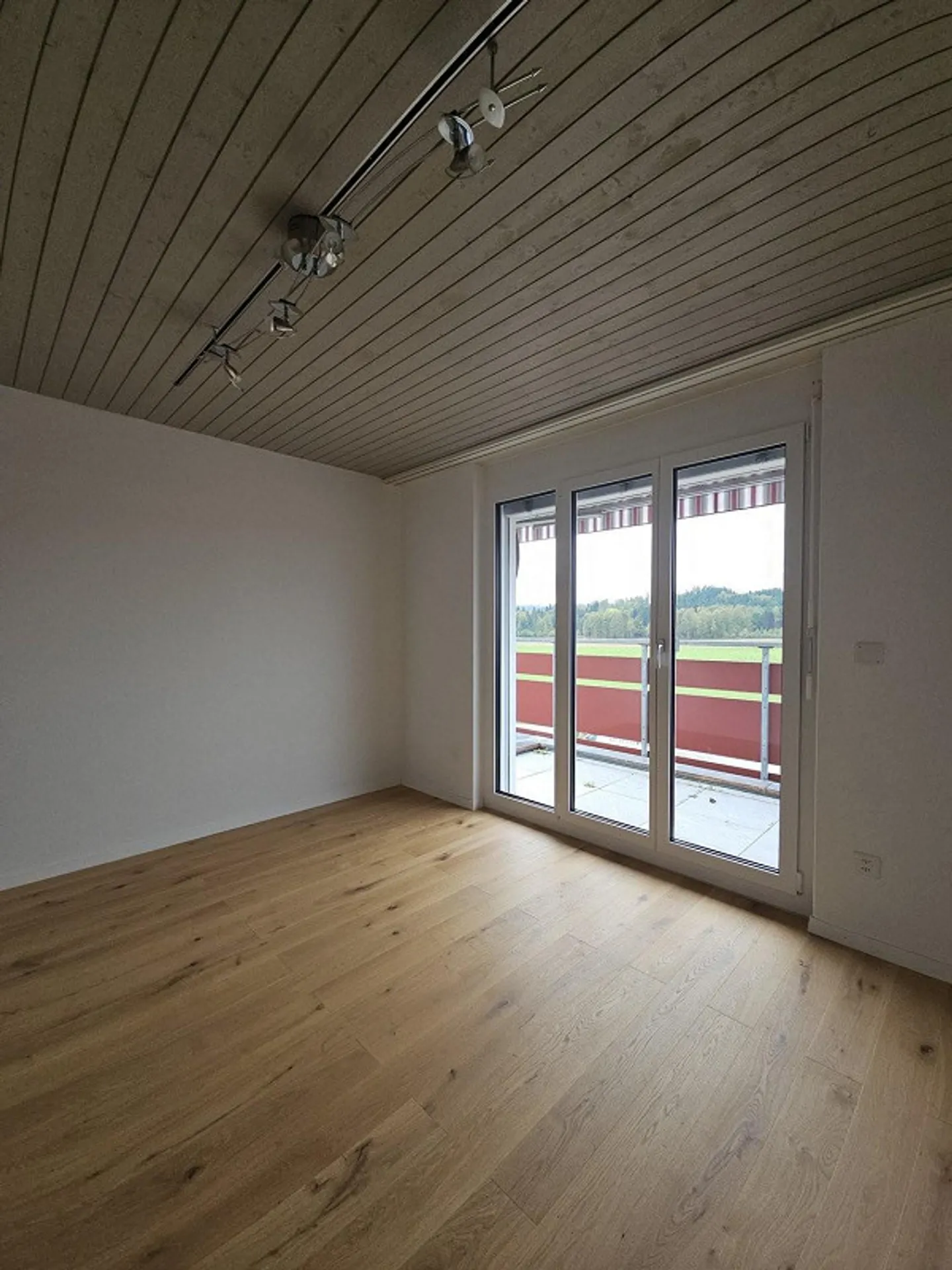 Newly renovated living happiness: Great 5.5-room apartment with mountain view - Photo 5 of 13