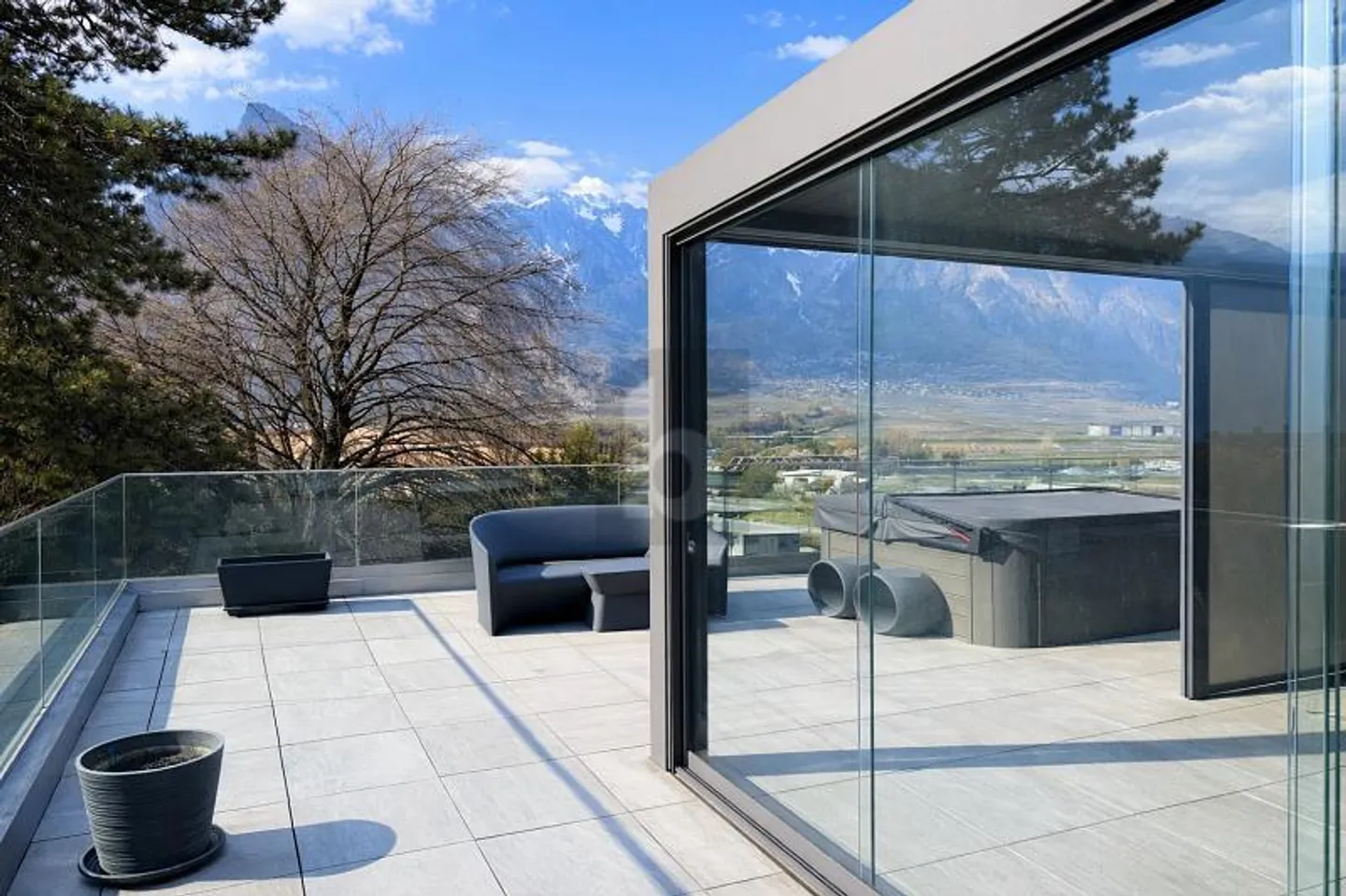 Appartement Moderne avec Terrasse - Photo 2 sur 6