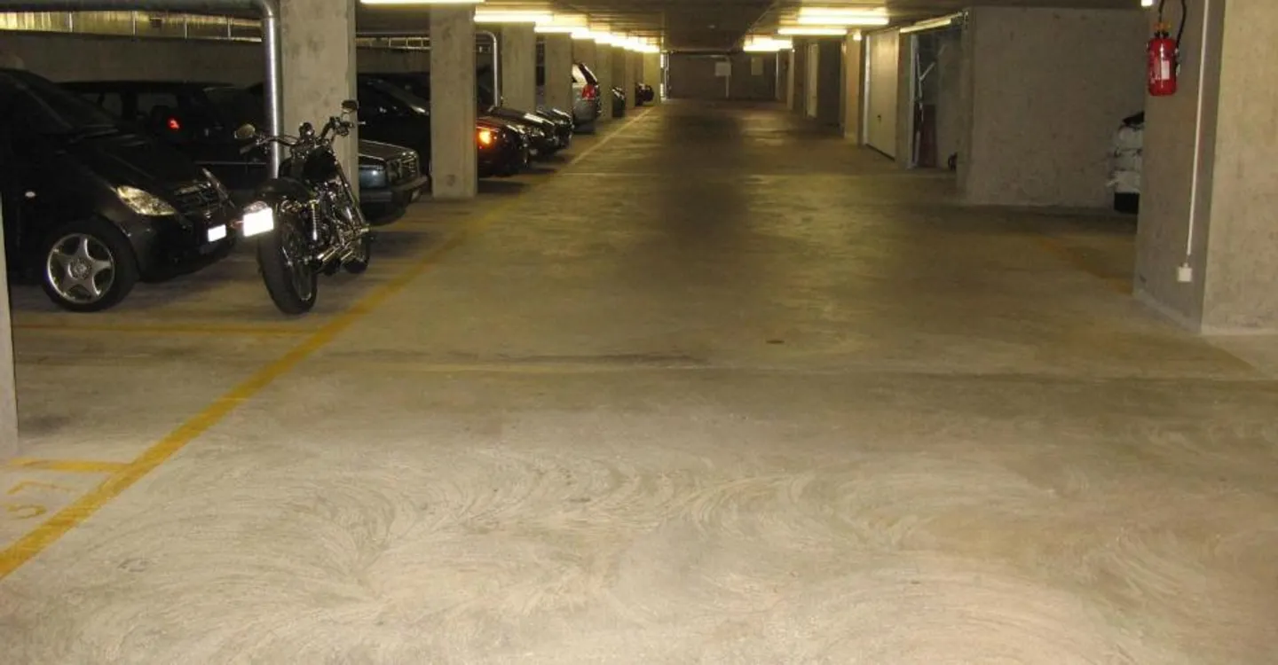POSTO AUTO INTERNO - QUARTIERE TERRASSES DES FOULIS - Foto 2 di 3
