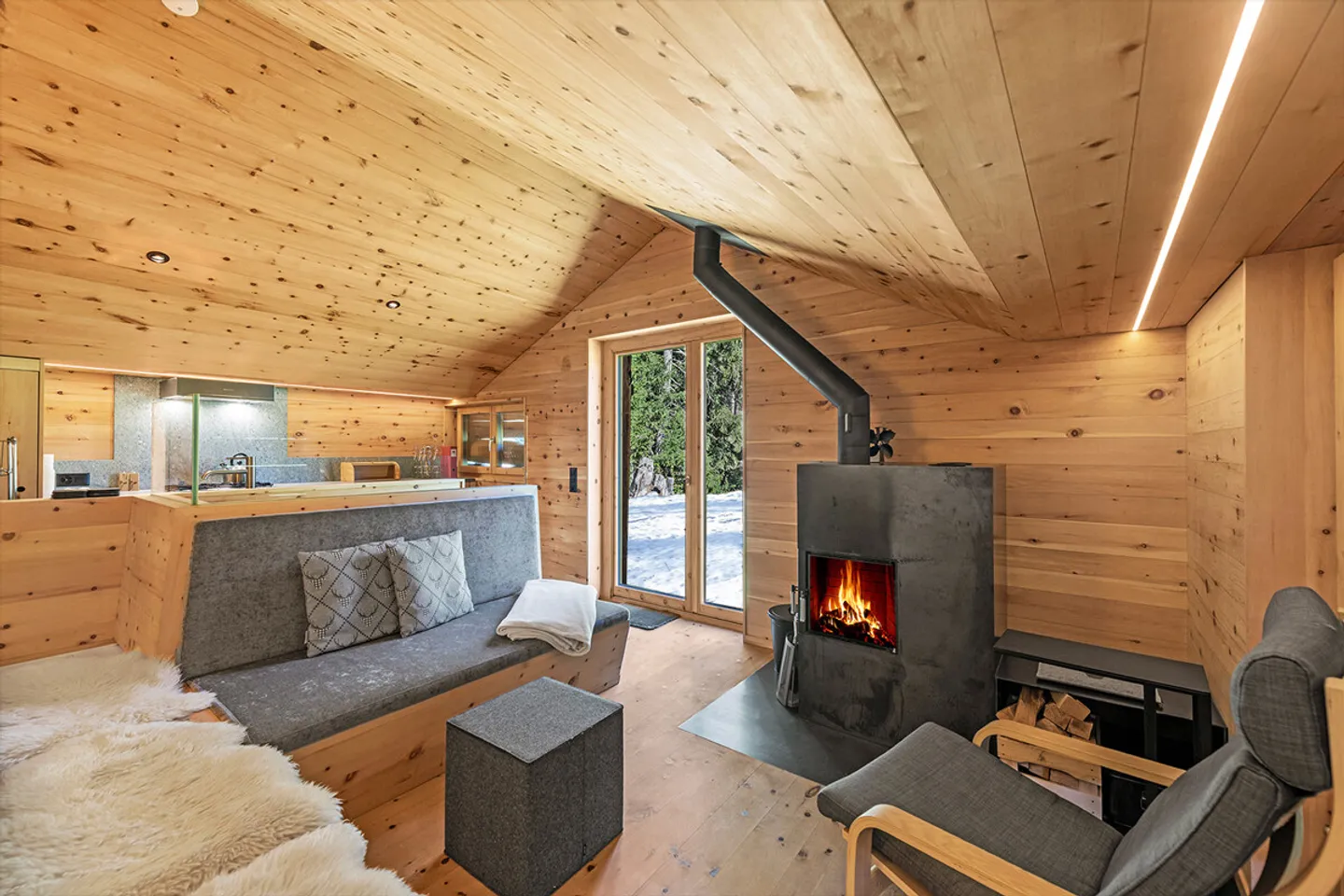 Lantsch/Lenz: Mountain Cabin with Stylish Interior and Mountain Panorama - Photo 2 of 7