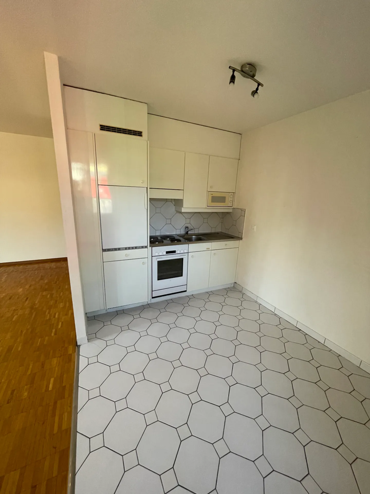 Charmantes Studio mit Offener Küche - Foto 3 von 5