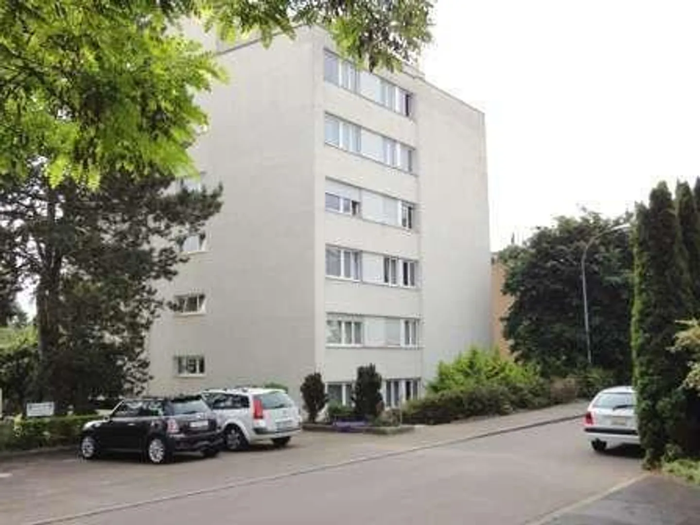 Vous cherchez une place de parking pour votre voiture ? - Photo 1 sur 1