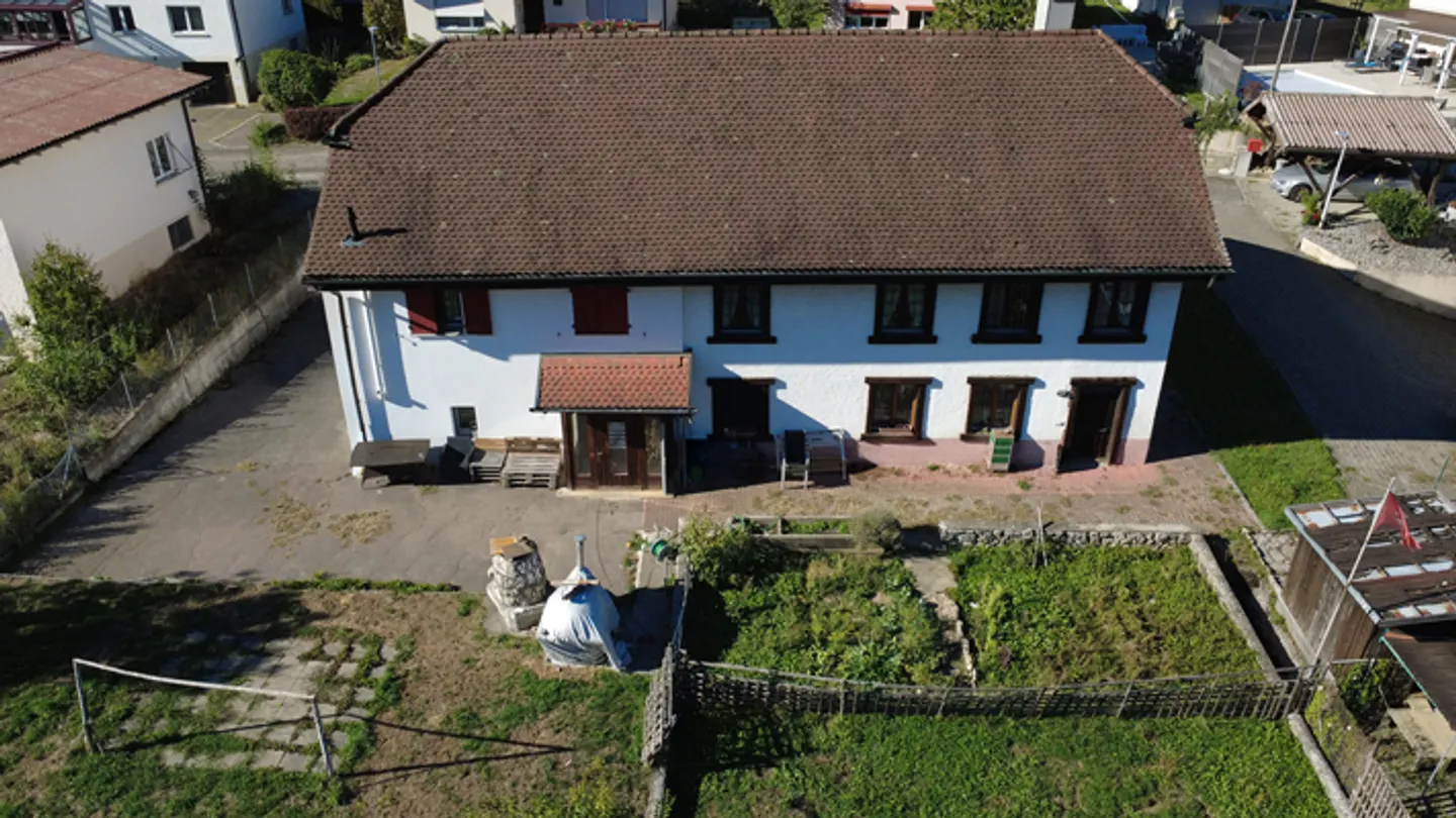 Großes Haus mit 2 Wohnungen, mit zusätzlichem hervorragendem Potenzial zur Wertsteigerung - Foto 1 von 15