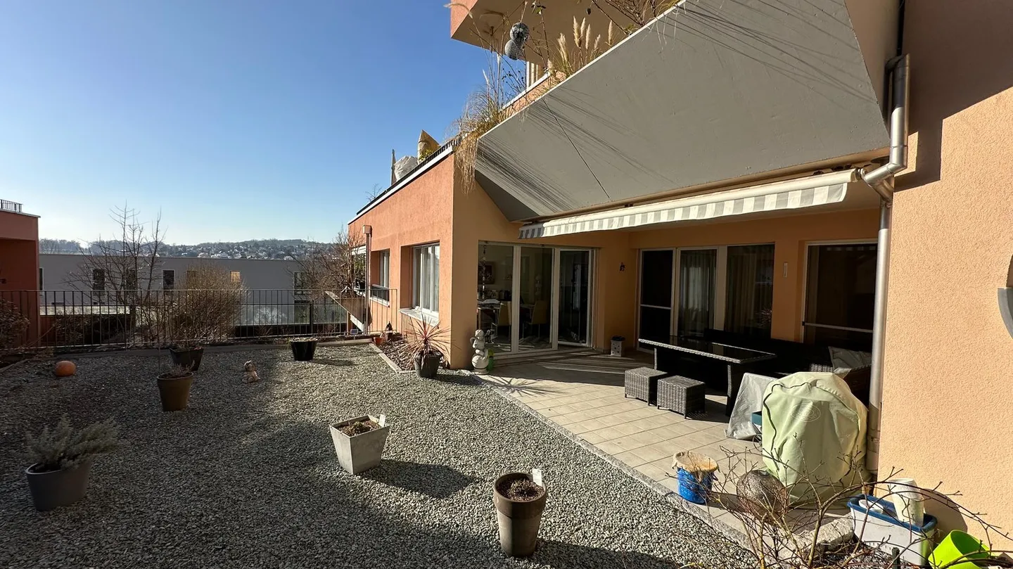 Moderne 4.5-Zimmer-Wohnung mit Garten und Garage in Oberwil - Foto 2 von 9