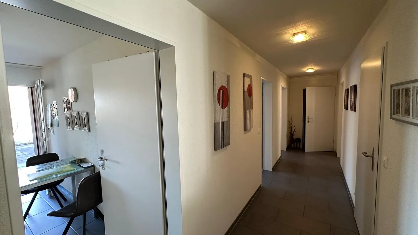 Moderne 4.5-Zimmer-Wohnung mit Garten und Garage in Oberwil - Foto 4 von 9