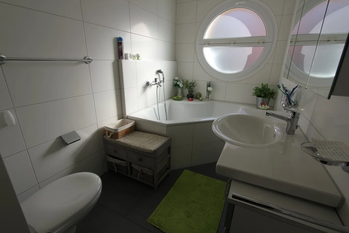 Moderne 4.5-Zimmer-Wohnung mit Garten und Garage in Oberwil - Foto 6 von 9