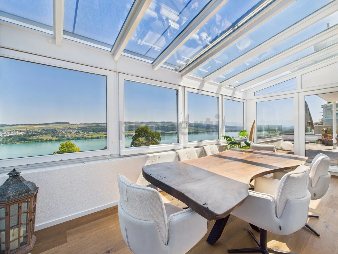 «Wohnen, wo andere Ferien machen. Traumhafte 5.5 Zimmer Attika Wohnung in Birrwil zu verkaufen mit traumhafter Sicht auf den See und in die Berge!» - Foto 1 von 10