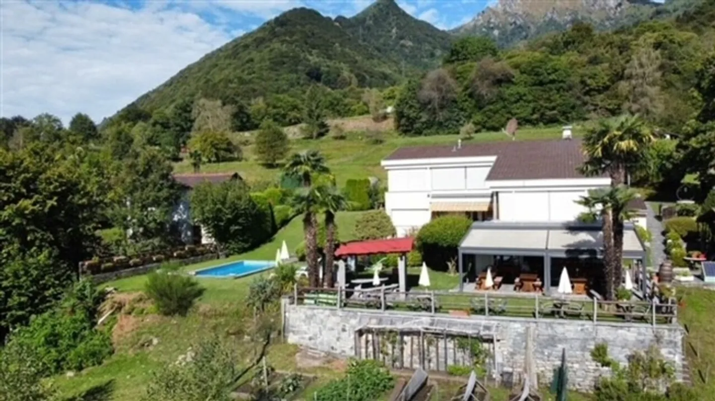 FOR SALE IN VAL RESA (Brione sopra Minusio) - HOUSE WITH SWIMMING POOL AND LARGE GARDEN - Photo 2 of 20