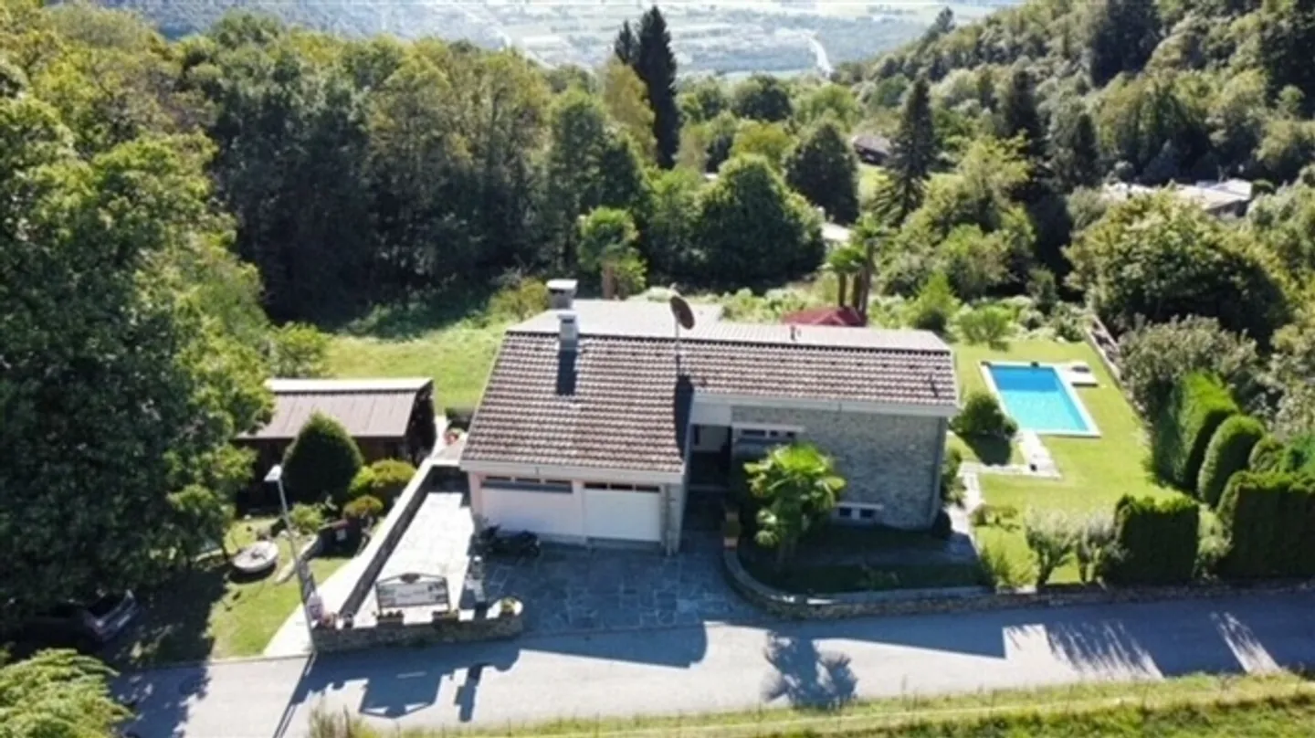 FOR SALE IN VAL RESA (Brione sopra Minusio) - HOUSE WITH SWIMMING POOL AND LARGE GARDEN - Photo 3 of 20