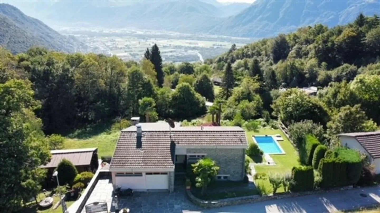 FOR SALE IN VAL RESA (Brione sopra Minusio) - HOUSE WITH SWIMMING POOL AND LARGE GARDEN - Photo 5 of 20