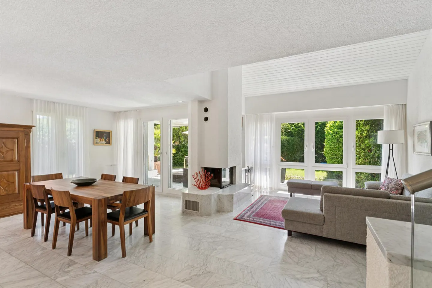 Stylish and Cozy: Sunny Family House with Beautiful Garden - Photo 2 of 4