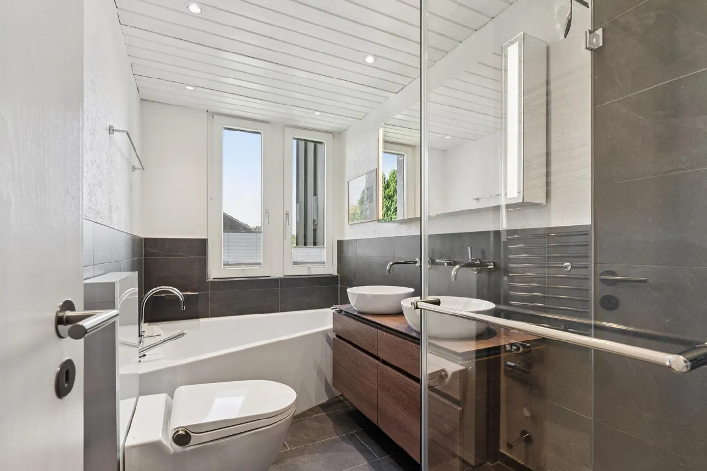 Stylish and Cozy: Sunny Family House with Beautiful Garden - Photo 3 of 4