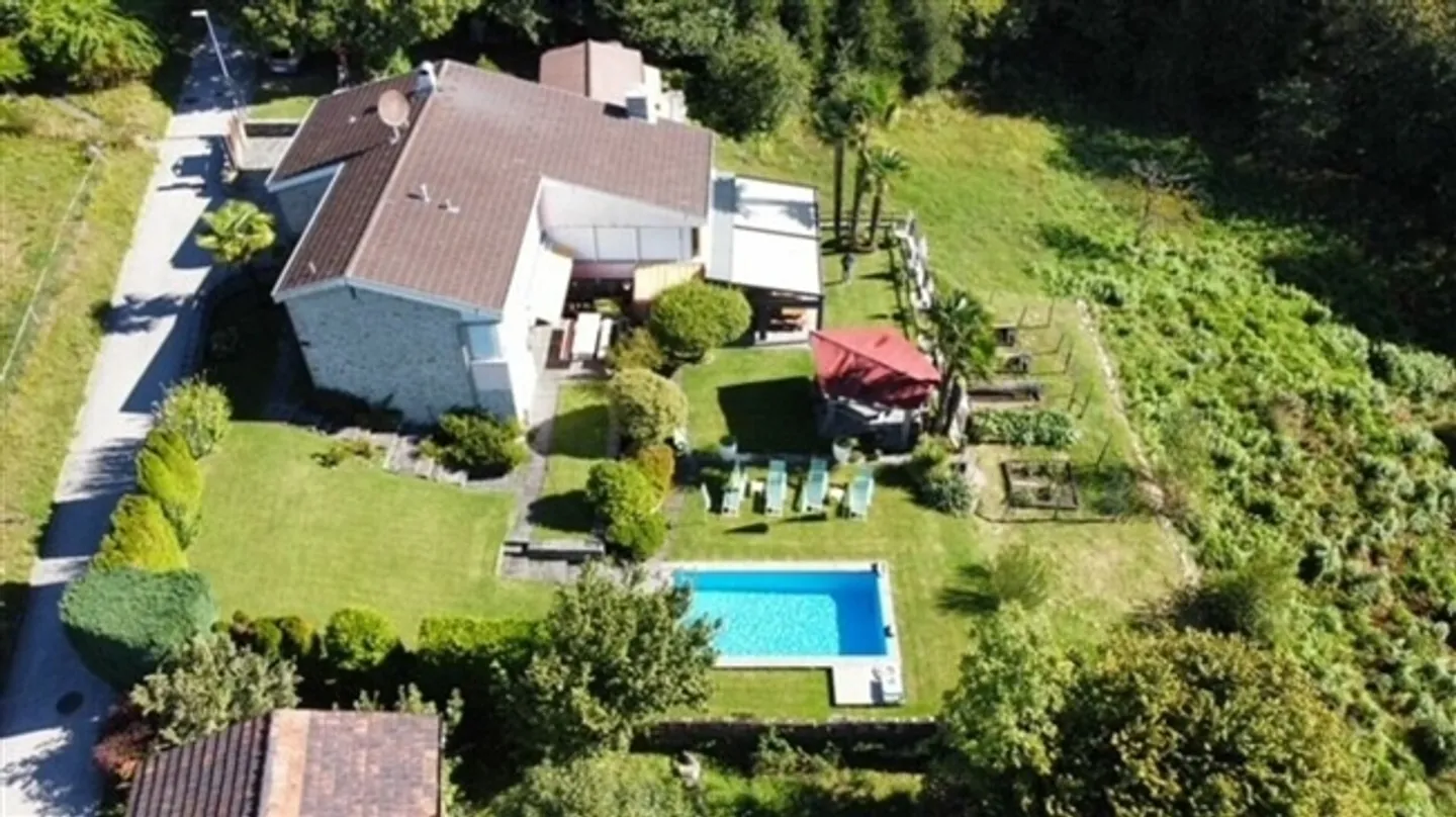 FOR SALE IN VAL RESA (Brione sopra Minusio) - HOUSE WITH SWIMMING POOL AND LARGE GARDEN - Photo 7 of 20