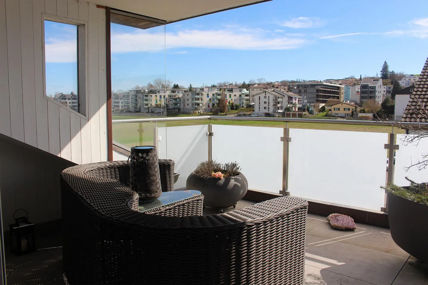 Spacious 2.5-Room Penthouse Apartment (90 m2) Near the Lake - Photo 3 of 17