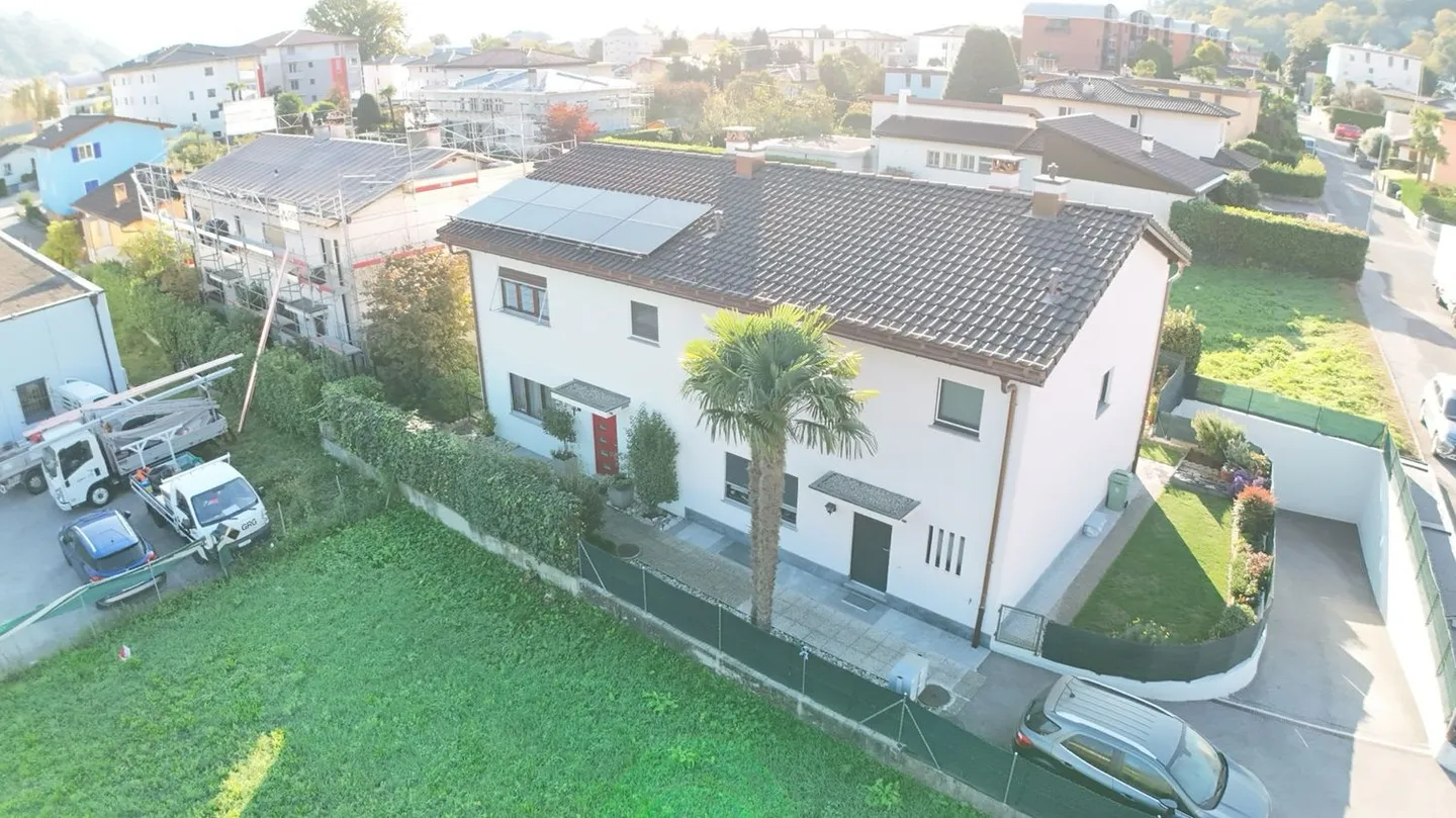 Maison jumelée avec charme, lumière et jardin - Photo 4 sur 13