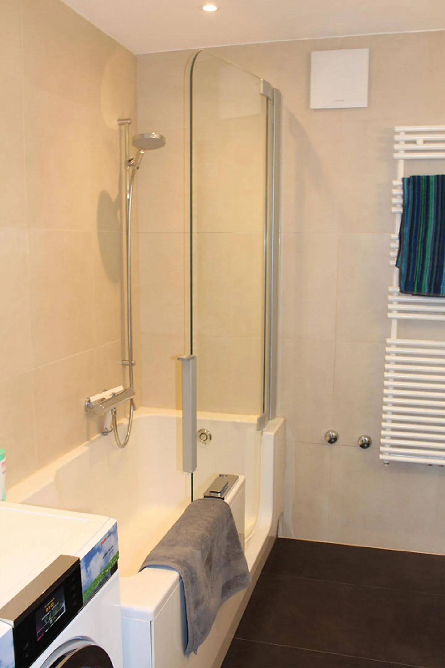 Spacious 2.5-Room Penthouse Apartment (90 m2) Near the Lake - Photo 10 of 17